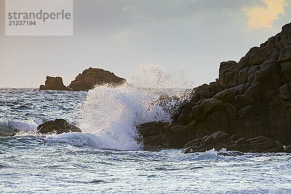 Wellen brechen an der Felsküste bei Plouarzel an der Atlantikküste  Département Finistère  Bretagne  Frankreich  Europa