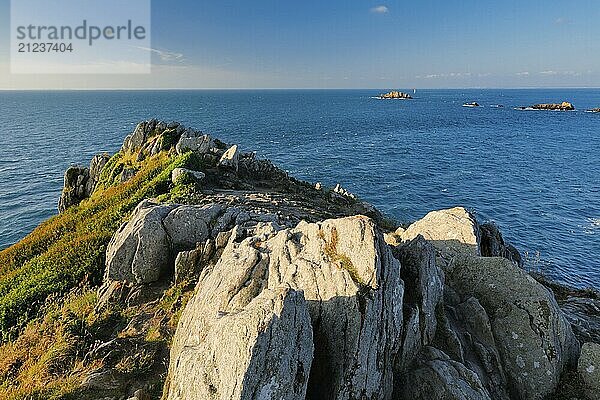 Abendliche Aussicht vom Pointe du Grouin mit Blick zum Phare de la Pierre-de-Herpin und den Markanten Felsen im Wasser  bei Cancale in der Nordbretagne  Frankriech