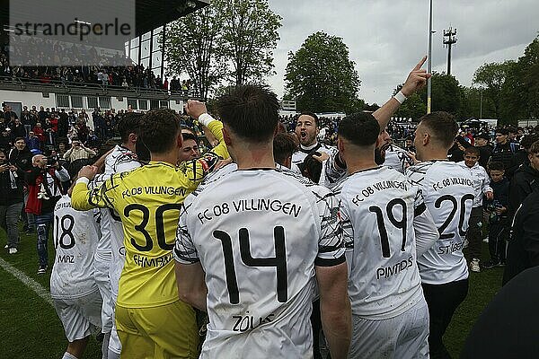 Schlußpfiff  Aufstiegsjubel  die Villinger Spieler genießen den Moment nach dem Spiel der OL BaWü: 23-24  34. Spieltag  FC 08 Villingen  CFR Pforzheim