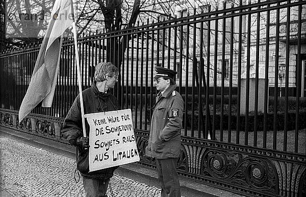 Germany  Berlin  13 January 1991  demonstration against Russians in Lithuania  Soviets out of Lithuania  in front of the Soviet embassy (behind the fence: Lenin statue)  Europe