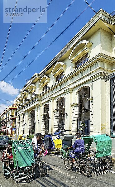 Dreiradtaxis im historischen kolonialen Intramuros Gebiet von Manila auf den Philippinen