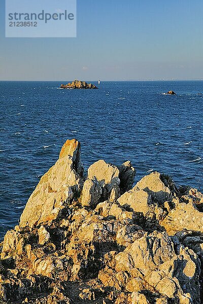 Abendliche Aussicht vom Pointe du Grouin mit Blick zum Phare de la Pierre-de-Herpin und den Markanten Felsen im Wasser  bei Cancale in der Nordbretagne  Frankriech