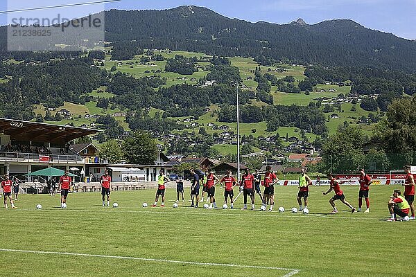 Schweißtreibende Trainingseinheit am Fuße der Schrunser Bergwelt beim Trainingslager SC Freiburg Schruns 2024  für die Schönheit der Natur bleibt aber fast keine Zeit DFL REGULATIONS PROHIBIT ANY USE OF PHOTOGRAPHS AS IMAGE SEQUENCES AND/OR QUASI-VIDEONann Foto: Joachim Hahne/johapress