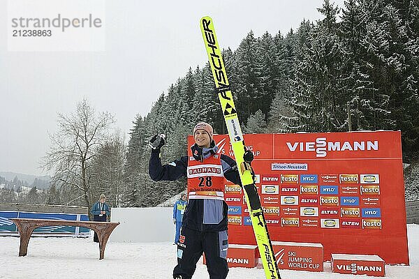 Kommt aus dem Grinsen gar nicht mehr heraus: Karl Geiger (SC Oberstdorf) nach seinem dritten Platz im Einzel der Herren beim FIS Skisprung-Weltcup Neustadt