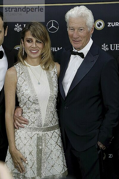 Richard Gere mit Ehefrau Alejandra Gere bei der Premiere von Wisdom of Happiness  A heart-to-heart with the Dalai Lama im Rahmen des 20. Zurich Film Festival  Zürich  08.10.2024