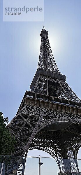 Eiffelturm im Gegenlicht der Sonne  wodurch eine eindrucksvolle Silhouette entsteht  Paris