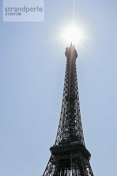 Silhouette des Eiffelturms mit Sonnenstrahlen von seiner Spitze  Paris