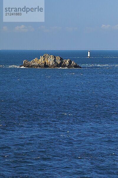 Abendliche Aussicht vom Pointe du Grouin mit Blick zum Phare de la Pierre-de-Herpin und markanten Felsen im Wasser  bei Cancale in der Nordbretagne  Frankriech