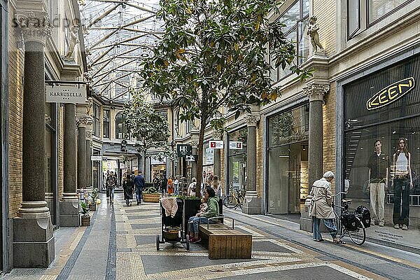 Kopenhagen  Dänemark  31. Mai 2023: Menschen in der Jorcks Passage  einem Durchgang und Gebäude mit Geschäften im historischen Stadtzentrum  Europa