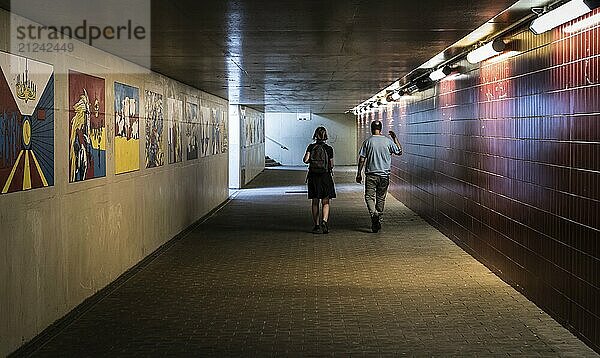 Gent  Flandern  Belgien  13.06.2020 Zwei Personen gehen durch einen Tunnel unter dem Bahnhof  Europa