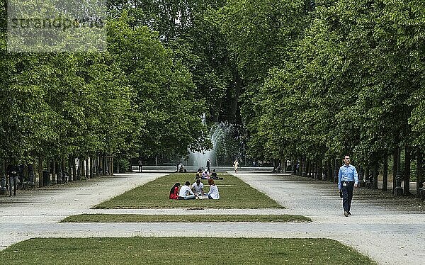 Brüsseler Stadtzentrum  Region Brüssel Hauptstadt  Belgien  20.06.2020 Marokkanische Familie beim Picknick und ein Geschäftsmann in der Mittagspause im Park von Brüssel  Europa