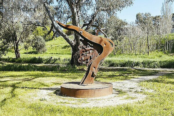 Flusslandschaft am Campaspe River und die berühmte Schnabeltier Kompass Skulptur am Nachmittag in der Nähe von Axedale in Victoria  Australien  Ozeanien