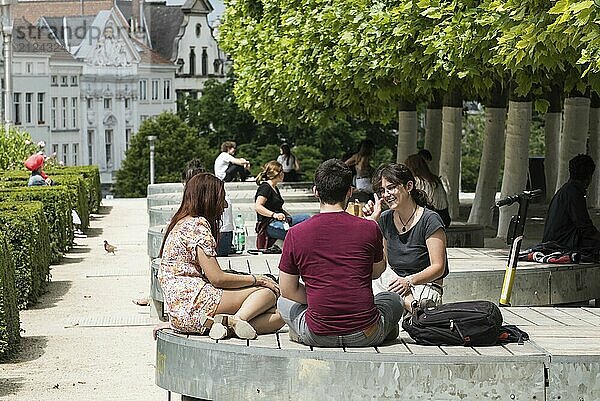 Brüssel Stadtzentrum  Region Brüssel Hauptstadt  Belgien  06 20 2020 Gemischte Gruppe junger Männer und Frauen  die sich zu Beginn der Sommerferien auf dem Mont des Arts unterhalten  Europa