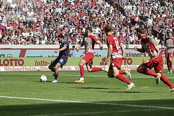 Kevin Sessa (1. FC Heidenheim) trifft zum 1:1 Ausgleich beim Spiel der 1. FBL: 23-24: 33. Sptg. SC Freiburg  1. FC Heidenheim DFL REGULATIONS PROHIBIT ANY USE OF PHOTOGRAPHS AS IMAGE SEQUENCES AND/OR QUASI-VIDEONann Foto: Joachim Hahne/johapress