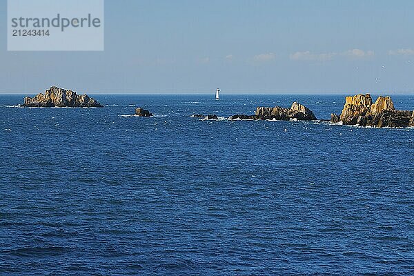 Abendliche Aussicht vom Pointe du Grouin mit Blick zum Phare de la Pierre-de-Herpin und markanten Felsen im Wasser  bei Cancale in der Nordbretagne  Frankriech