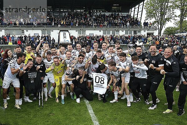 Gedenken an die 08-er Legende Werner Felgenhauer und Jubel uüber die Oberliga-Meisterschaft und dem Aufstieg in die Fußball-Regionalliga Südwest