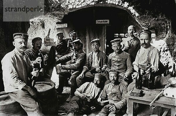 Deutsche Soldaten vor der Höhlenstellung  Erster Weltkrieg  Vogesen  Frankreich. German soldiers in front of the cave position  First World War  Vosges  Frankreich  Europa