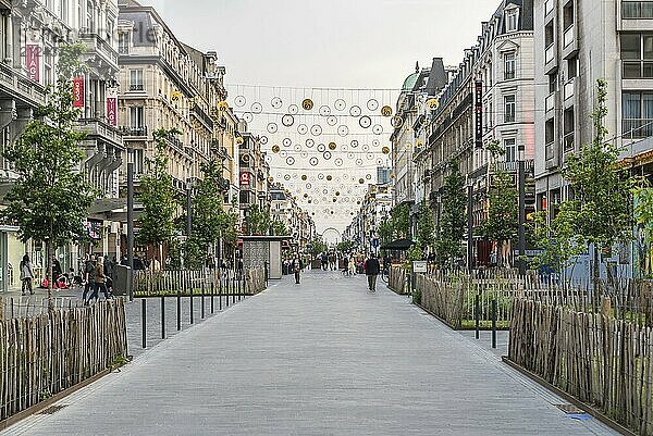 Brüsseler Altstadt  Belgien  22.05.2019  Gemischte Menschengruppen gehen abends über den Anspach Boulevard in der neuen Fußgängerzone  Europa