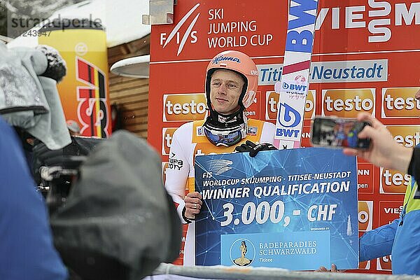 Quali-Sieger Dawid Kubacki (Polen /POL) freut sich über einen Scheck über 3.000 Schweizer Franken beim FIS Skisprung-Weltcup Neustadt