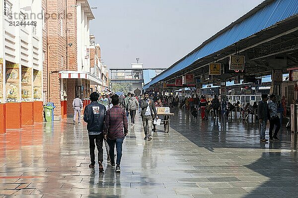 Jodhpur  Indien  10. Dezember 2019: Menschen auf einem Bahnsteig im Bahnhof von Jodhpur  Asien