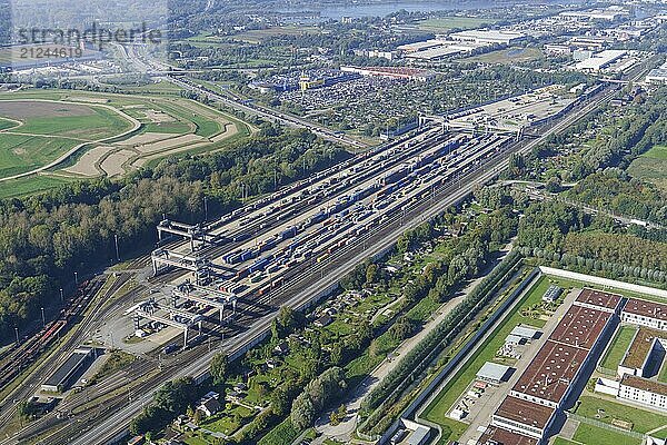 Deutschland  Bahn  Bahnen  Bahnhof  Buss Logistik  Container  DB  Deutsche Bahn  deutsch  Eisenbahn  Eisenbahnen  Fracht  Frachtgüter  Frachtgut  Güter  Güterbahnhöfe  Güterbahnhof  Gütertransport  Gütertransporte  Güterzüge  Güterzug  Handel  Infrastruktur  Kräne  Kran  Logistik  Sonnenaufgang  Tankcontainer  Transport  Transporte  Transportmittel  Transportwesen  Umschlagbahnhof  verladen  verladend  verladende  Verladung  Warentransport  Warentransporte  Wirtschaft  Zug  DUSS-Terminal Hamburg-Billwerder  Luftbild Hamburg  Europa