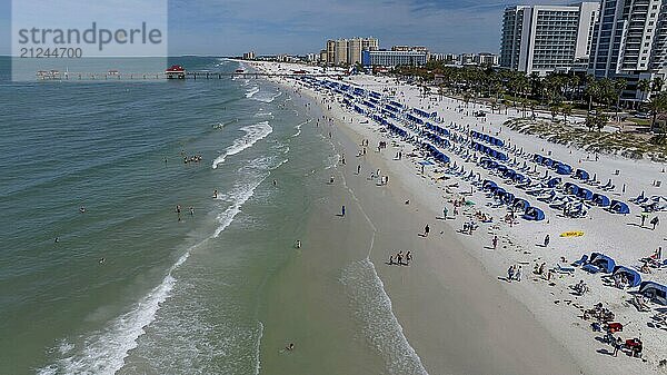 Die Drohnenperspektive fängt den lebhaften Spring Break in Clearwater Beach von oben ein und zeigt sonnenverwöhnte Ufer  lebhafte Menschenmengen und fröhliche Strandbesucher  die die Wärme eines perfekten Frühlingstages genießen