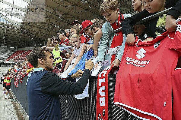 Erst Pflichtaufgabe erfolgreich gemeistert. Mit viel Freude gibt der neue Chef-Trainer Julian Schuster (SC Freiburg) Autogramme an die jungen Fans nach der ersten Trainingseinheit beim Trainingsauftakt Fußball-Bundesligist SC Freiburg 2024 DFL REGULATIONS PROHIBIT ANY USE OF PHOTOGRAPHS AS IMAGE SEQUENCES AND/OR QUASI-VIDEONann Foto: Joachim Hahne/johapress