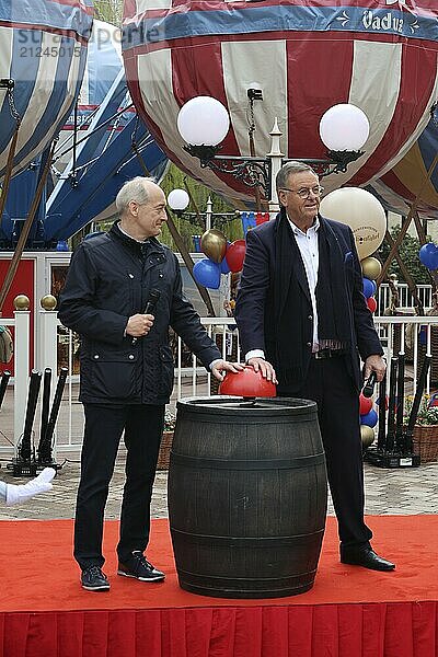 Symbolischer Knopfdruck mit Dr. Roland Mack (Geschäftsführer Europapark Rust) für den Start der Liechtensteiner Ballonfahrt im Europapark Rust bei der Pressekonferenz zur Saisoneröffnung 2023