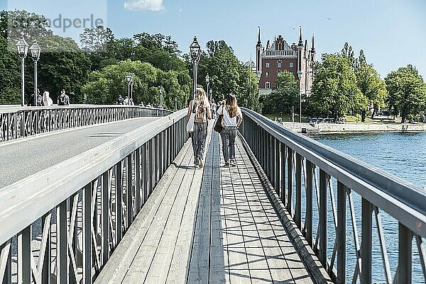 Stockholm  Schweden  24.07.2019 Touristinnen gehen über die Skeppsholmsbron  die Brücke zwischen Skeppsholmen und Norrmalm  Europa