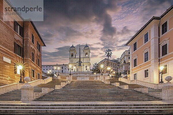 Blick über eine wunderschöne historische römische Stadt. An einer der Sehenswürdigkeiten  mit alten Gebäuden im urbanen Flair. Morgensonnenaufgang an der Spanischen Treppe Scalinata di Trinità dei Monti  Rom  Italien  Europa