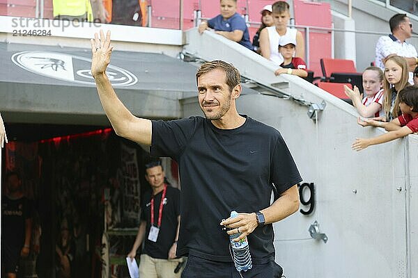 Coach Julian Schuster (SC Freiburg) beim Fußball-Testspiel: SC Freiburg  AC Florenz REGULATIONS PROHIBIT ANY USE OF PHOTOGRAPHS AS IMAGE SEQUENCES AND/OR QUASI-VIDEONann Foto: Joachim Hahne/johapress