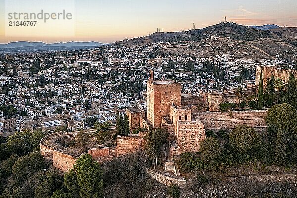 Luftansicht der Alhambra bei Sonnenuntergang mit der umliegenden Stadt und Bergen  Granada