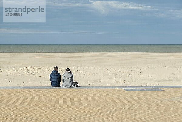 Ostende  Westflandern Belgien 10 26 2019 Mann und Frau sitzen zusammen am Strand an der belgischen Küste