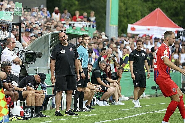 Gerade mal nicht zufrieden an der Seitenlinie  Trainer Frank Schmidt (1. FC Heidenheim) beim Spiel um den DFB-Pokal 2022-23  1. Runde: DFB-Pokal 2024-25  1. Hauptrunde: FC 08 Villingen  1. FC Heidenheim 1846