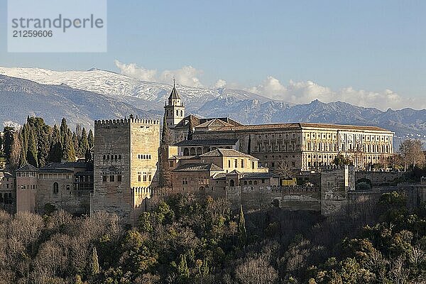 Alhambra auf dem Sabikah-Hügel  maurische Stadtburg  Nasriden-Paläste  hinten die schneebedeckteSierra Nevada  Mirador de San Nicolas  Granada  Andalusien  Spanien  Europa