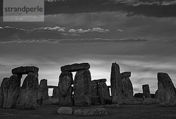 Silhouette von Stonehenge gegen Abendhimmel  Salisbury  England  Großbritannien  Europa