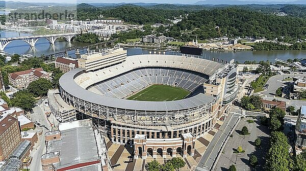 Eine Luftaufnahme des Neyland Stadions zeigt ein massives  ikonisches Bauwerk am Tennessee River mit seiner charakteristischen Schüsselform und Sitzplätzen für mehr als 100 000 Fans  die das reiche Football Erbe des Stadions widerspiegeln