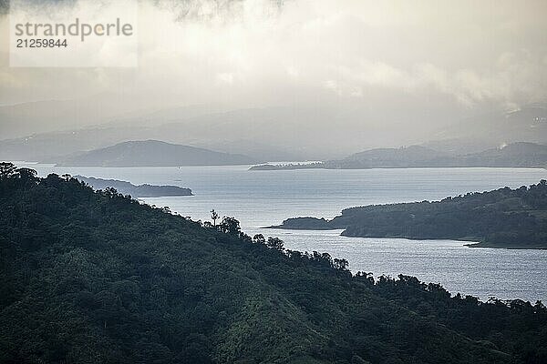 Ausblick zum Meer über bewaldete Hügel  bei Sonnenuntergang  Nebelwald  Monte Verde  Provinz Puntarenas  Costa Rica  Mittelamerika