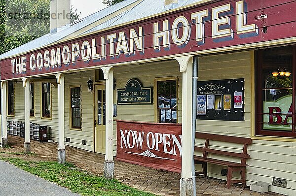 Das Cosmopolitan Hotel  erbaut um 1866  ist ein gut aussehendes Pub im alten Stil mit weitläufigen Veranden aus Wetterschutzplatten  Trentham  Victoria  Australien  Ozeanien