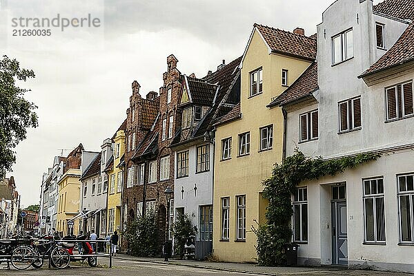 Lübeck  Deutschland  3. August 2019: Blick auf schöne Backsteinhäuser im historischen Zentrum  Europa