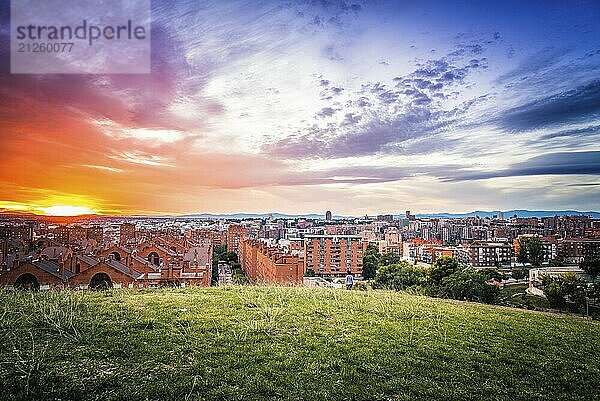 Stadtbild von Madrid in der Abenddämmerung von einem Wohnviertel und einer Bergkette im Hintergrund