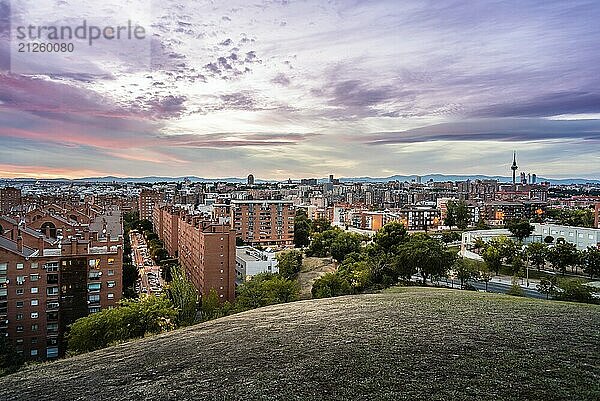 Stadtbild von Madrid in der Abenddämmerung von einem Wohnviertel und einer Bergkette im Hintergrund