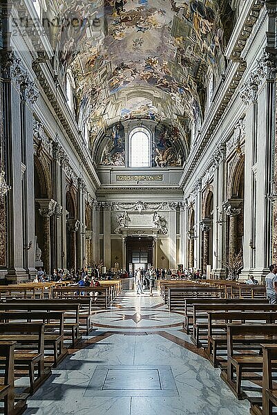 Rom  Italien  18. August 2016: Innenansicht der Kirche von St. Ignatius von Loyola. Es ist eine römisch katholische Titularkirche  die Ignatius von Loyola  dem Gründer der Gesellschaft Jesu  gewidmet ist. Erbaut im Barockstil  Europa