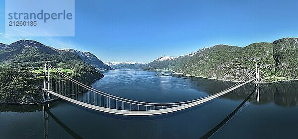 Panorama Luftaufnahme der Hängebrücke Hardangerbrua  Hardangerbrücke  die den Hardangerfjord überspannt  Frühling  Hardanger  Norwegen  Europa