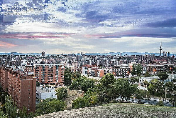 Stadtbild von Madrid in der Abenddämmerung von einem Wohnviertel und einer Bergkette im Hintergrund