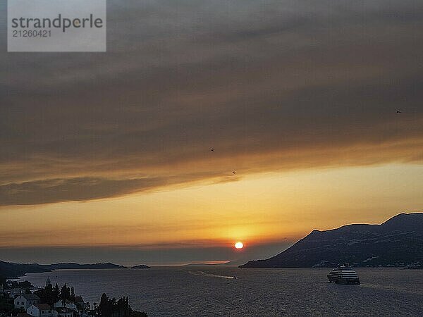 Abendstimmung bei Sonnenuntergang am Meer  Blick vom Glockenturm  Kreuzfahrtschiff bei Korcula  Insel Korcula  Dalmatien  Kroatien  Europa