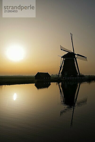 Mühle Achtkante bei Groot Ammers in der niederländischen Region Alblasserwaard im Gegenlicht