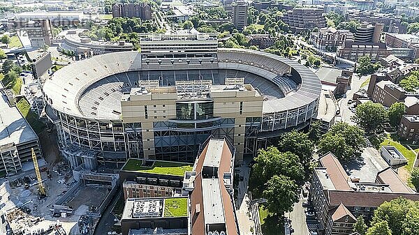 Eine Luftaufnahme des Neyland Stadions zeigt ein massives  ikonisches Bauwerk am Tennessee River mit seiner charakteristischen Schüsselform und Sitzplätzen für mehr als 100 000 Fans  die das reiche Football Erbe des Stadions widerspiegeln