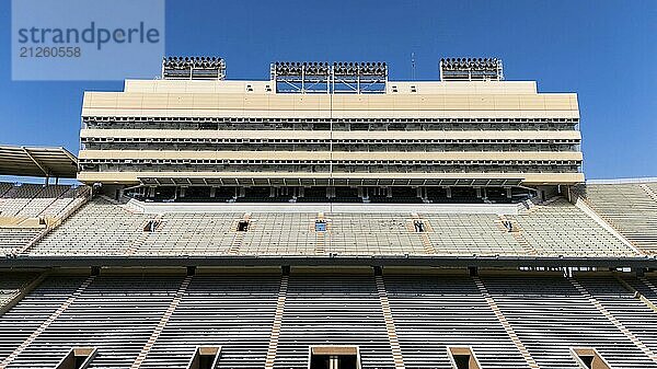 Eine Luftaufnahme des Neyland Stadions zeigt ein massives  ikonisches Bauwerk am Tennessee River mit seiner charakteristischen Schüsselform und Sitzplätzen für mehr als 100 000 Fans  die das reiche Football Erbe des Stadions widerspiegeln