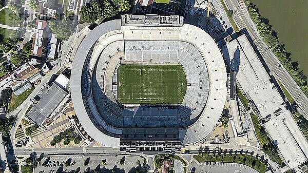 Eine Luftaufnahme des Neyland Stadions zeigt ein massives  ikonisches Bauwerk am Tennessee River mit seiner charakteristischen Schüsselform und Sitzplätzen für mehr als 100 000 Fans  die das reiche Football Erbe des Stadions widerspiegeln